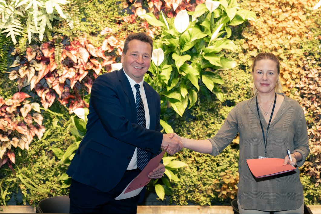 Guðlaugur Þór Þórðarson, Minister of the Environment, Energy and Climate, today signed an agreement with Icelandic Startups to support the cycle accelerator Hringiðu.