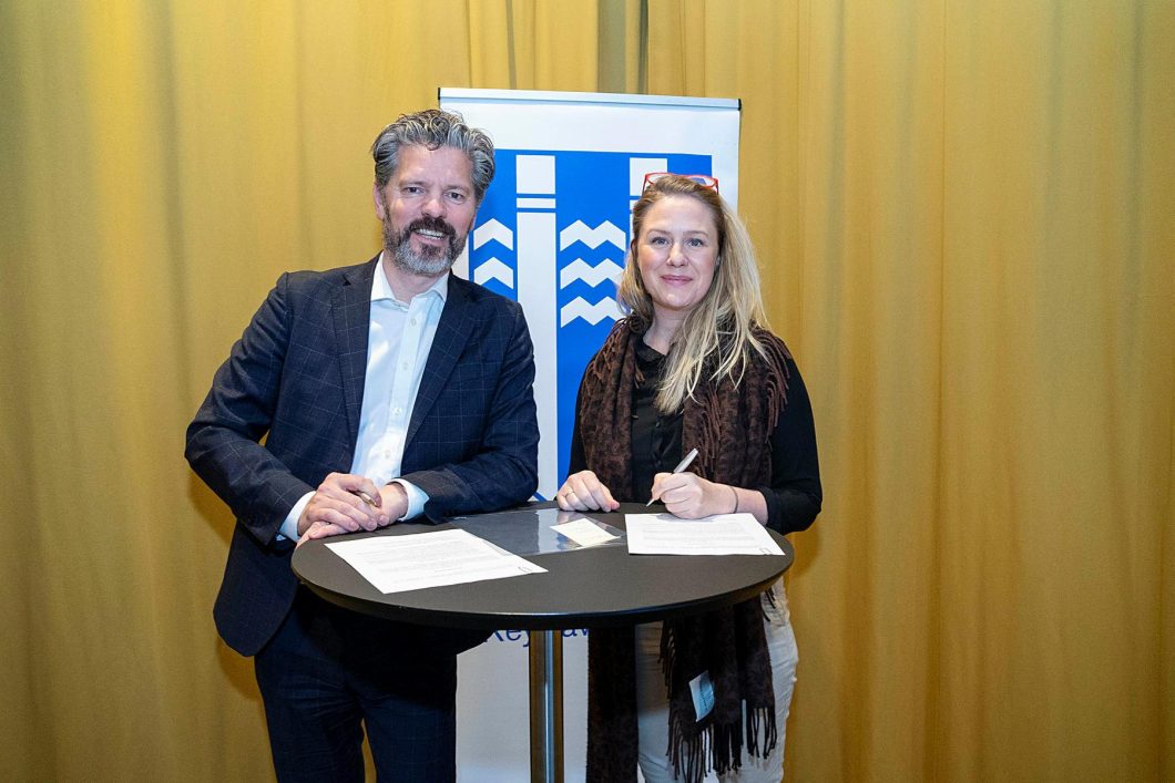 Mayor Dagur B. Eggertsson and Kristín Soffía Jónsdóttir, CEO of Icelandic Startups, signed a cooperation agreement on Hringiða.